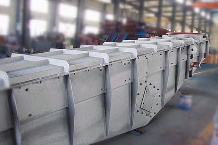 Vibrating conveyor with motor