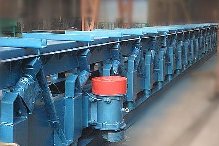 Vibrating conveyor discharge