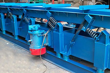 Top 4 Advantages of Inertial Vibrating Hot Material Conveyor